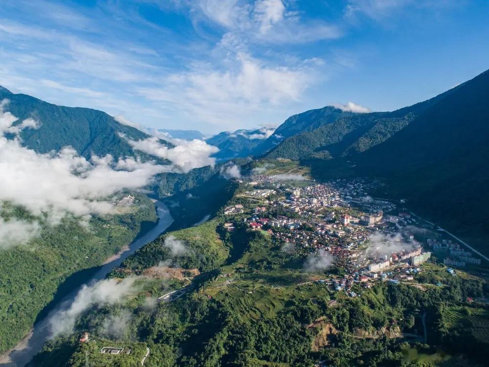 西藏墨脱县城，城区常住人口不到3000人。这应该是离雅江水电项目施工地最近的城镇
