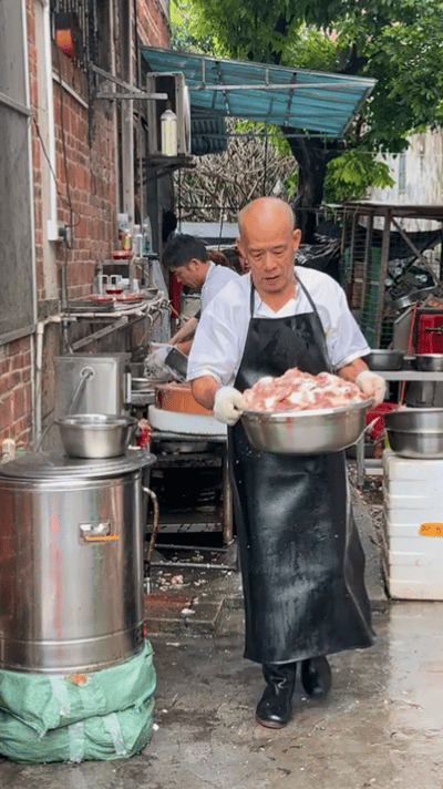 莫氏鸡煲上外卖了老莫以为能省事结果更忙了顺德莫氏鸡煲外卖来了！老莫打包到手抽筋