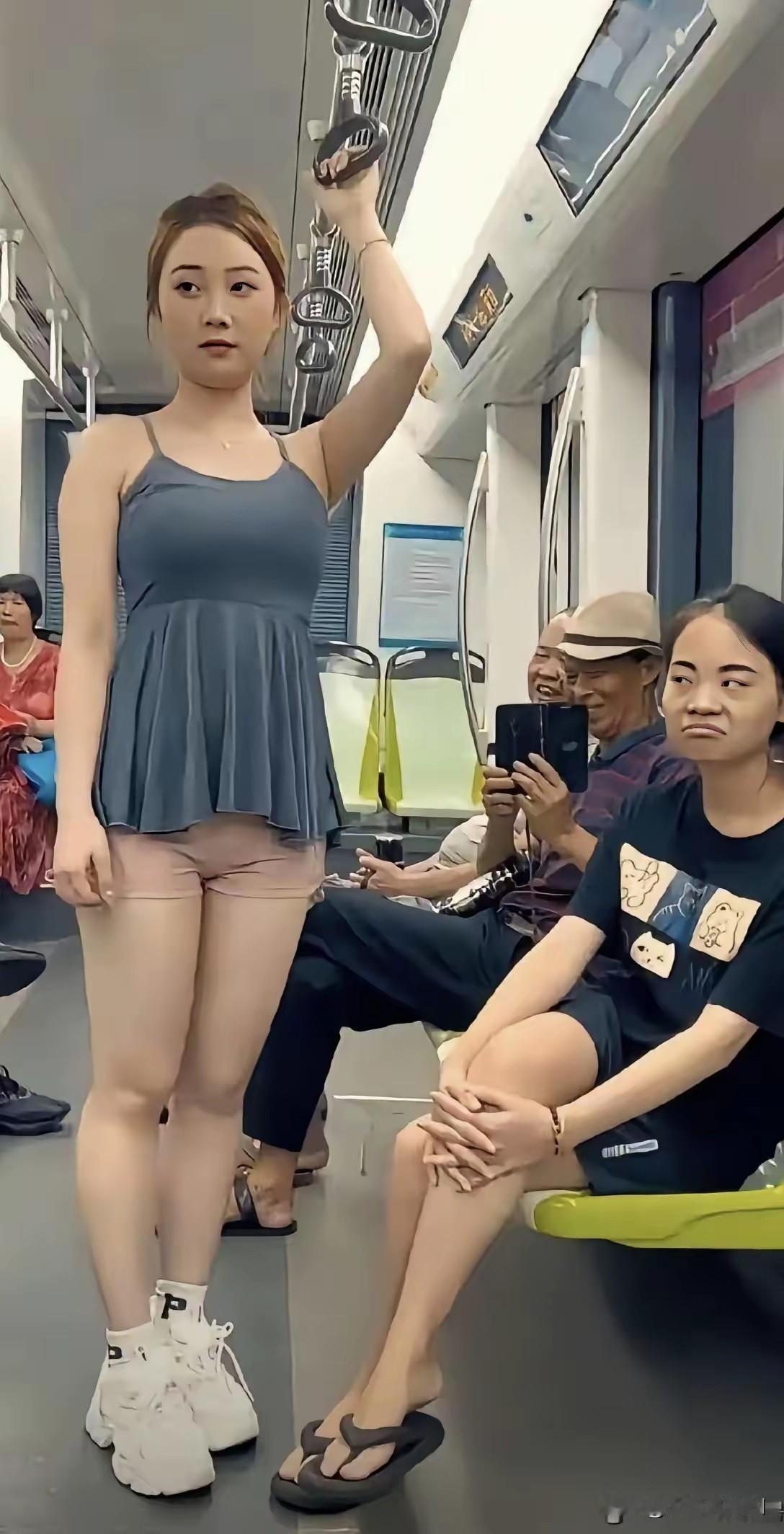 这位女士的穿着不算过分，只是短裤加吊带袜，应该无可厚非，可是她旁边的另一位女士为