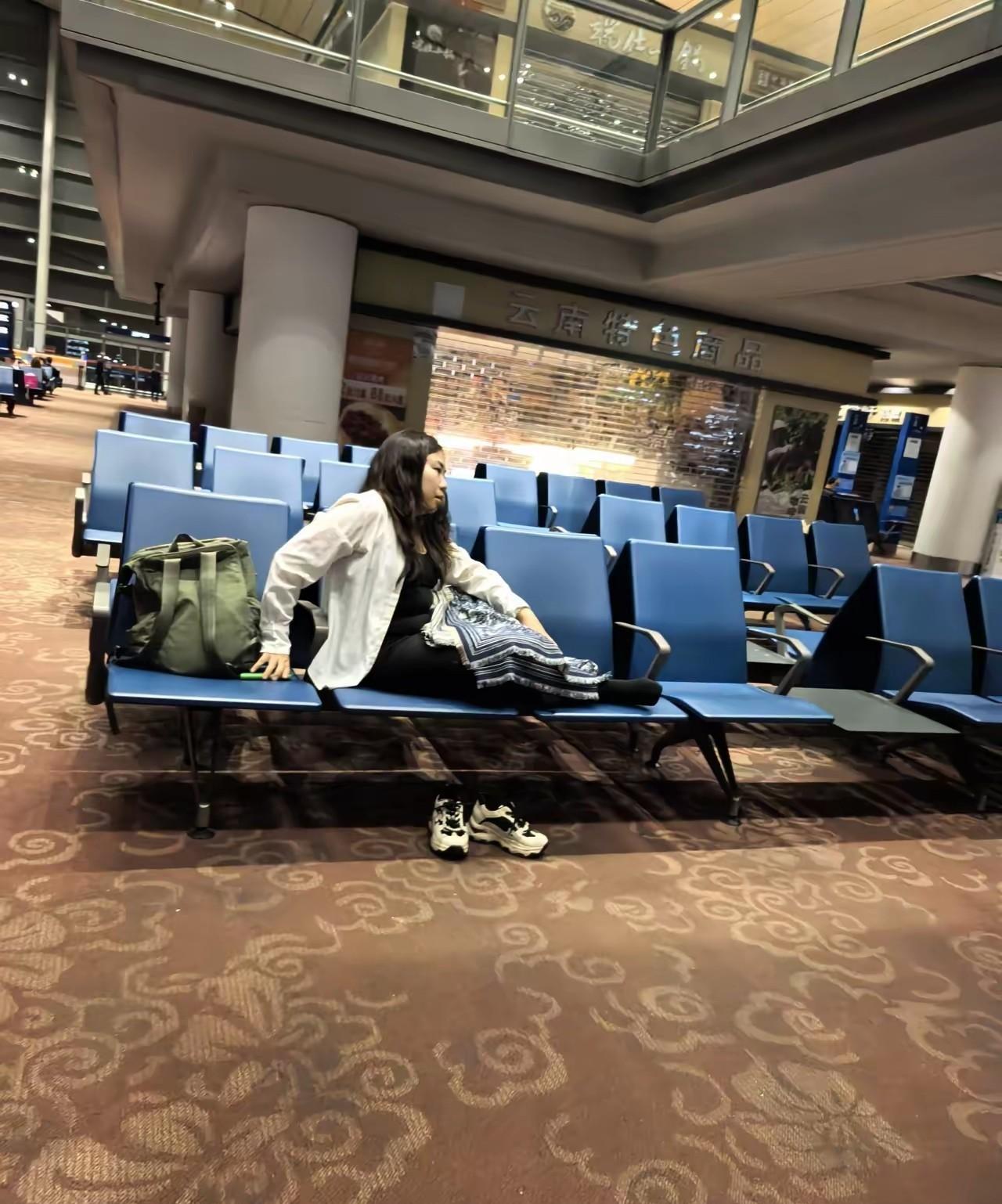 候车室没有人能这样肆无忌惮的休息吗？很多人会觉得这样有伤风化，但是这又没有其他人