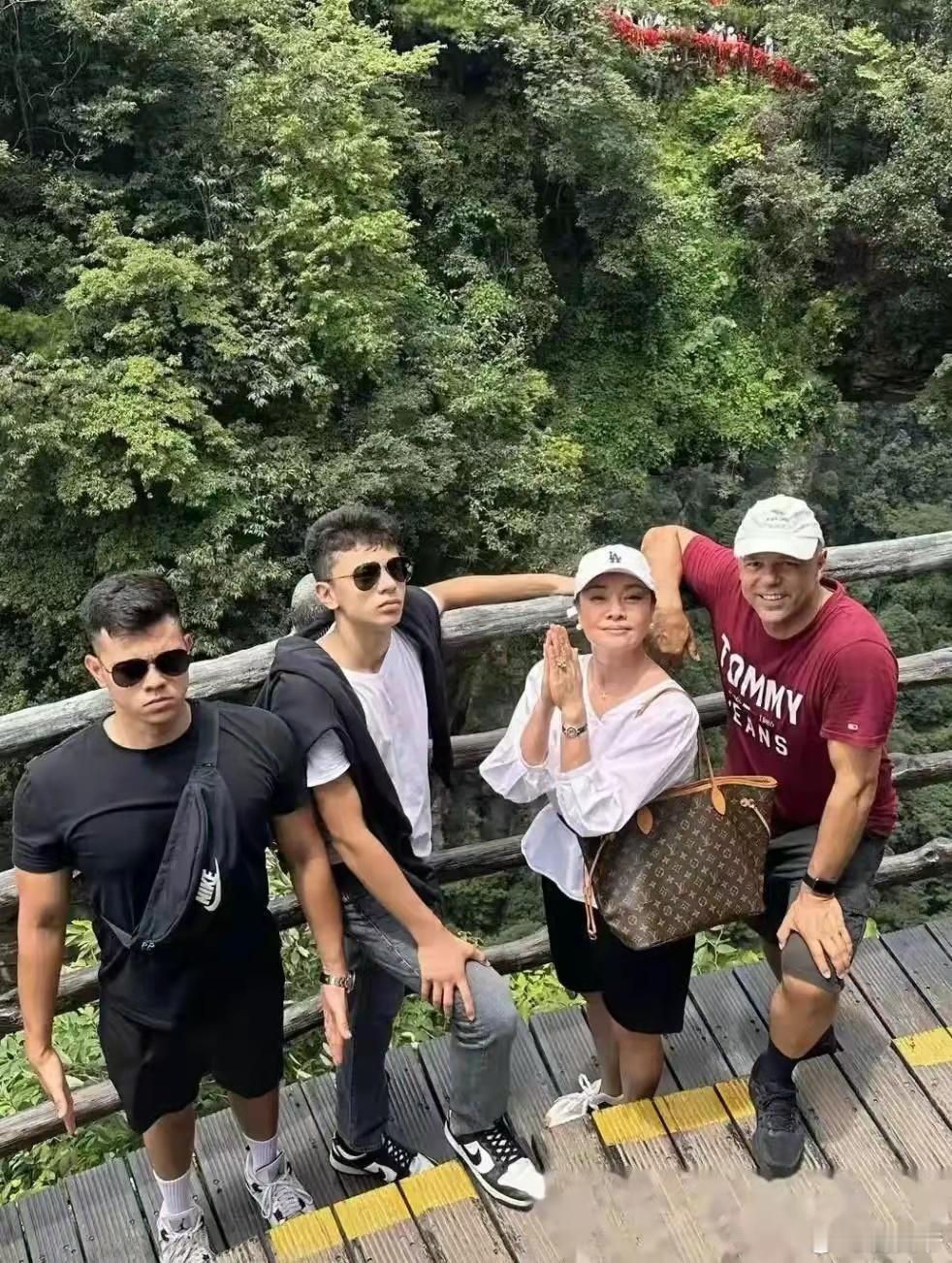 史可晒一家四口合影，两儿子高大帅气不输明星，她老年打扮不拘谨反倒舒服！​​​