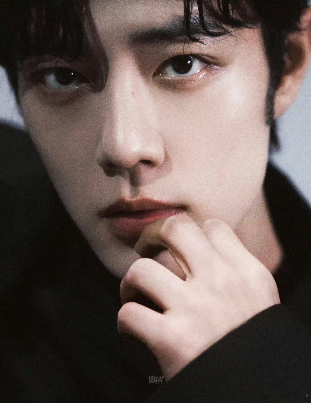 肖战米兰时装周出发图，谁懂这黑色大衣和超薄皮鞋的含金量肖战平底鞋