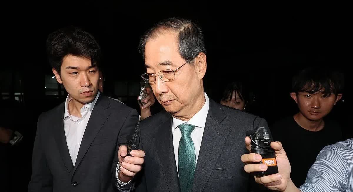 韩国内乱特检组拿下“戒严双轴”（国防部长和行政安全部长）后，2日特检组对韩德洙涉