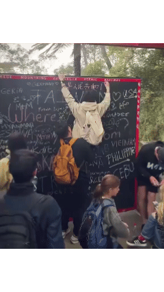 看完泪目了！两名在澳大利亚留学的中国学生，看到校园的黑板上密密麻麻被各国留学生写