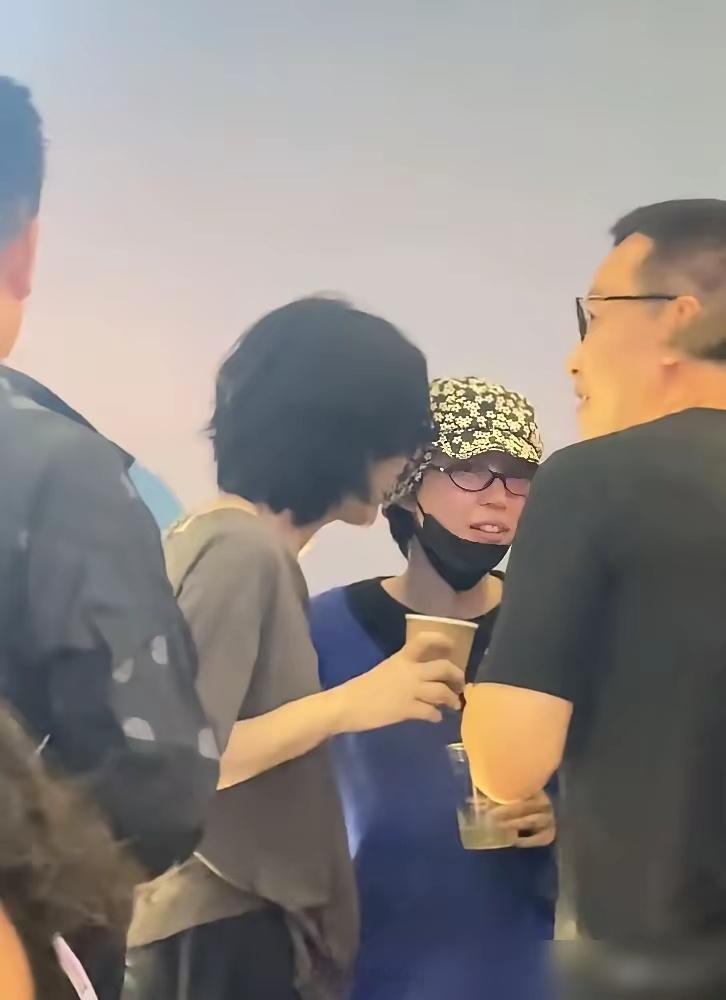 王菲居然低头了。阿那亚晚宴上，57岁的她拉着窦靖童，挨个给大佬敬酒。有人听见她低