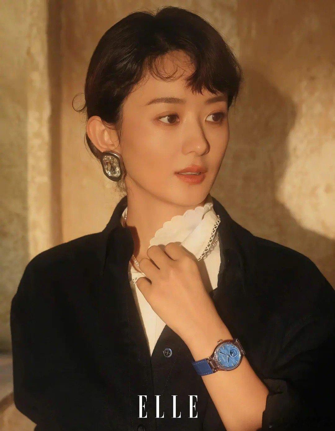 赵丽颖最适合的风格是不是找到了？看看elle内页如何，有质感有灵性，感觉近期最佳