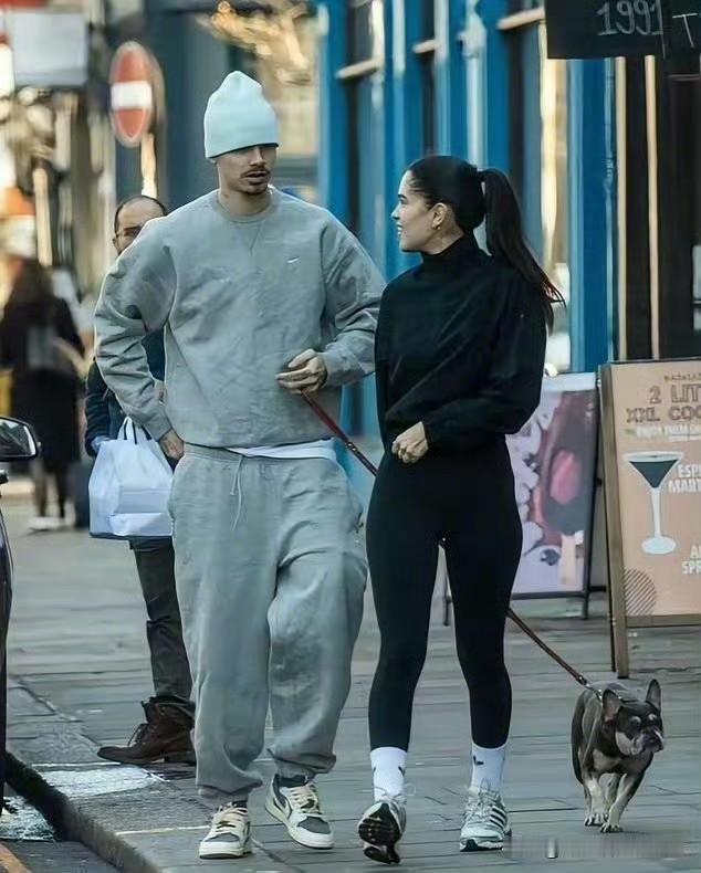 布鲁克林和贝克汉姆、维多利亚翻脸后，全家轮流出来秀恩爱二儿子罗密欧带着女友逛