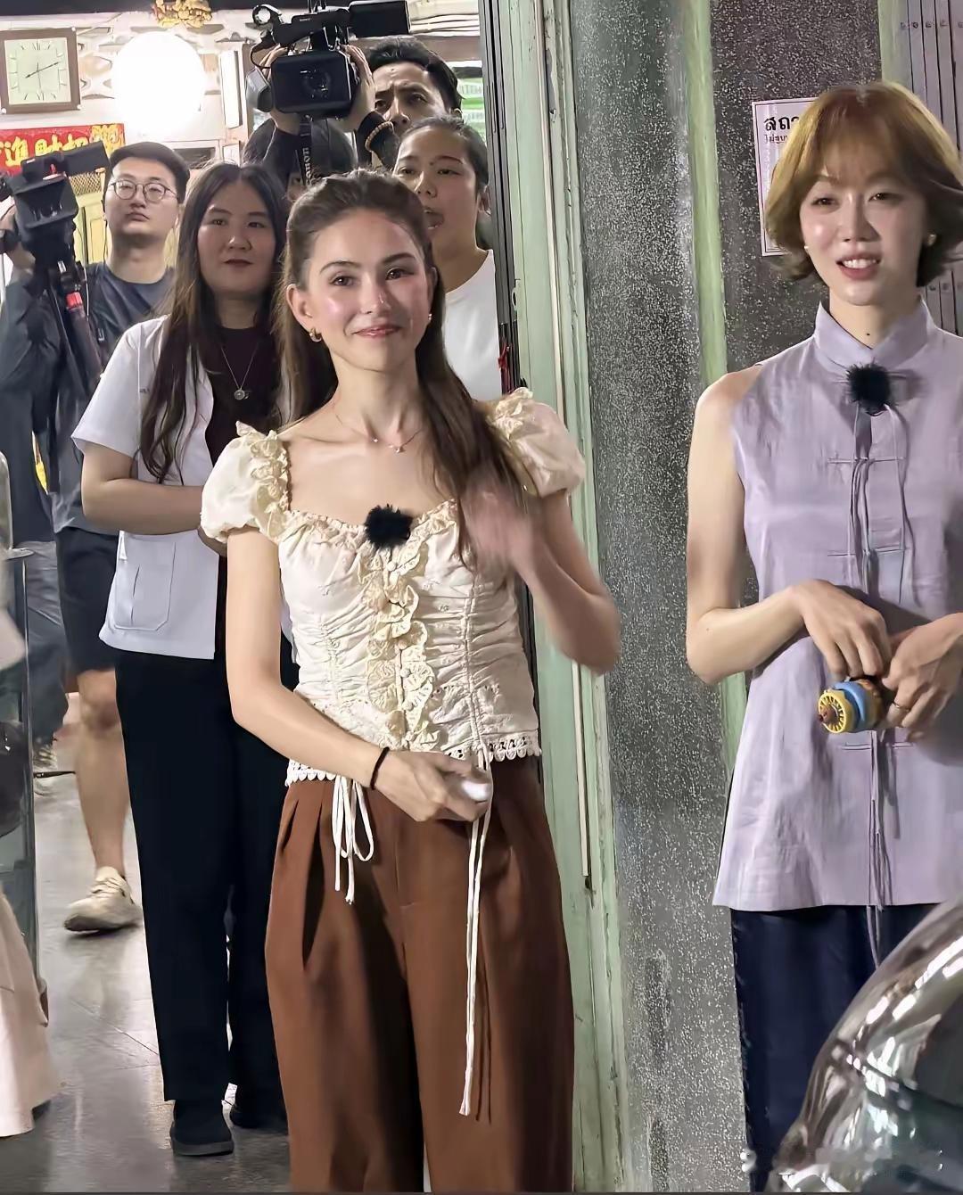 我朋友线下见过昆凌，跟我说了句实在话，昆凌本人和网上想象的不太一样，虽说自带天王嫂光环，但一点不端架