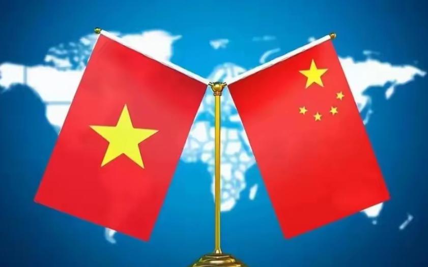 越南这波操作，简直是用最冷酷的现实，给中国狠狠“补”了一堂国际关系课！一边死死绑