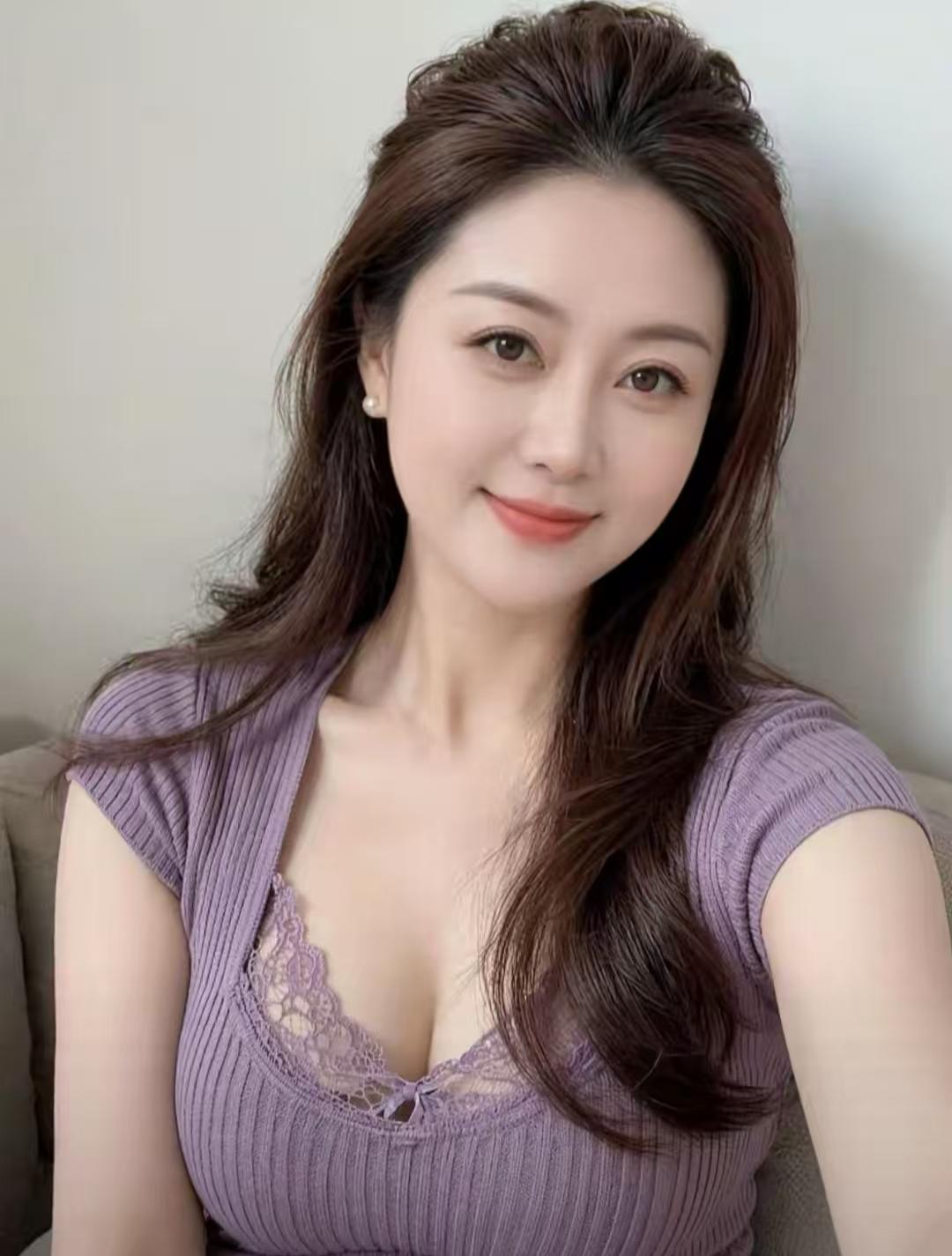 鹧鸪天•赞才女阿娴文//熏墨逸韵清姿映画堂，墨香盈袖韵悠长，诗心妙解千般意