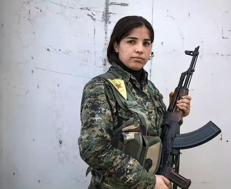 最近刷到叙利亚那组视频，真是让人唏嘘。那些曾经让IS分子闻风丧胆的库尔德女兵，穿