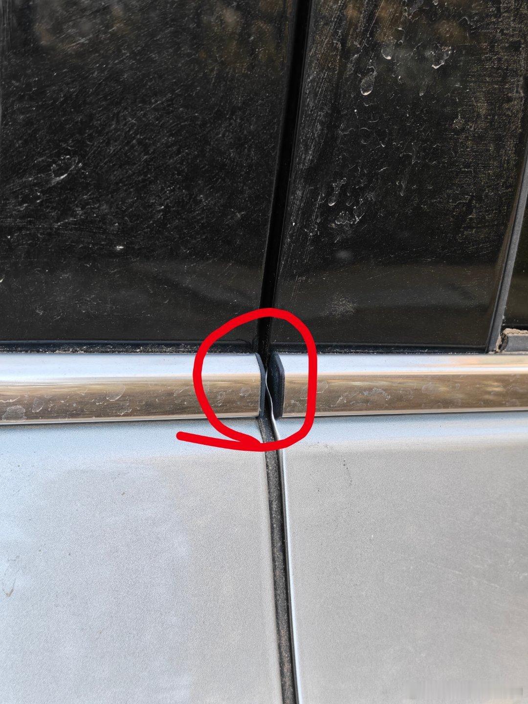 今天路过雷克萨斯es被惊讶到了售价29.99w起的日系豪华竟然用辊压水切装饰条