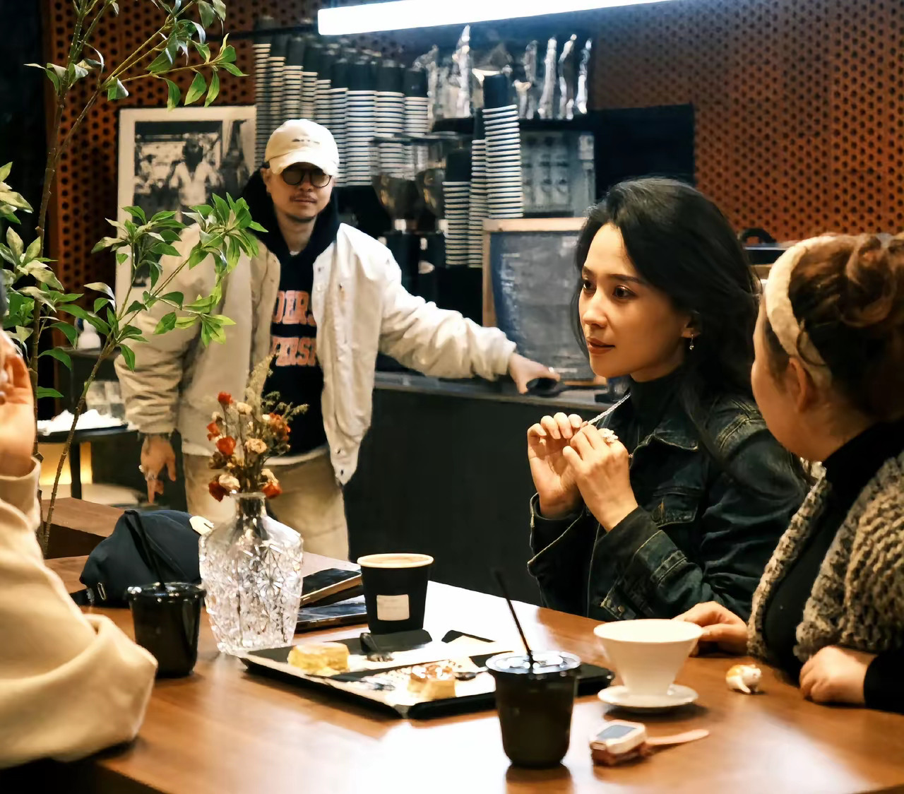 汪峰一家三口被偶遇，醒醒坐在行李箱上，汪峰当着女儿的面秀恩爱，将森林北紧紧搂入怀