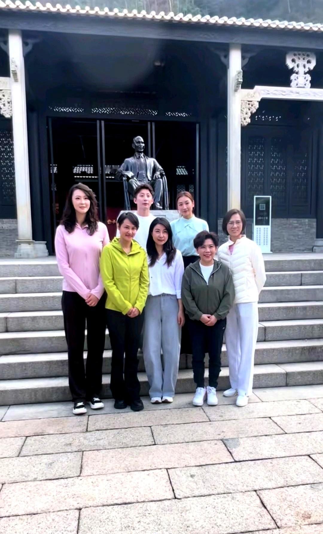 合影时她踩着99块的白球鞋就站了C位。你发现没？当其他女星还在用高定礼服撕番