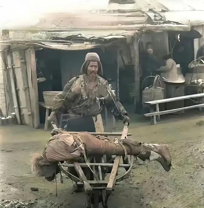 1942年，河南发生大饥荒，一位老农民用手推车推着他饿死的儿子去埋葬。世界上还有