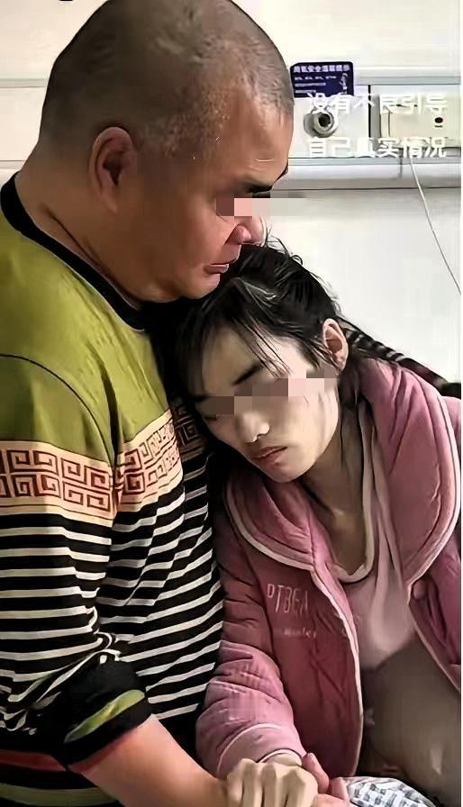 心酸！女儿患癌症晚期，受不了化疗的痛苦，想放弃治疗，最后向爸爸提出说：爸！我想回