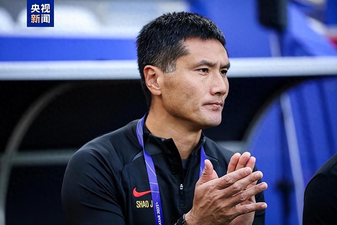 国足又换帅了，这次不是洋教了，而是换成了曾经是国足球员的邵佳一，反正这么多年下来