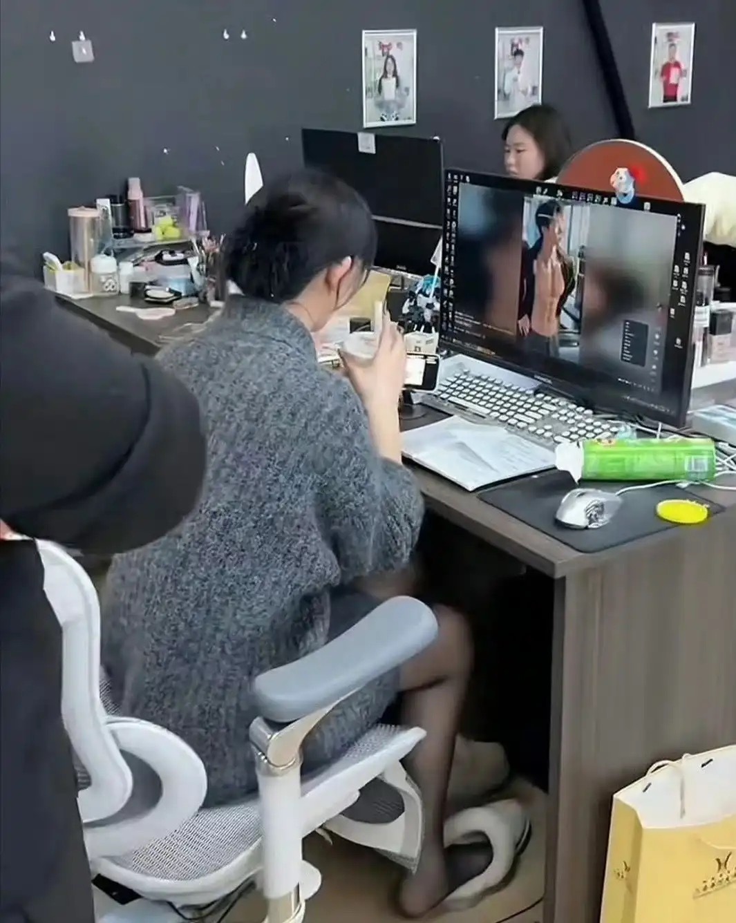 同事每天穿成这样来上班是什么意思