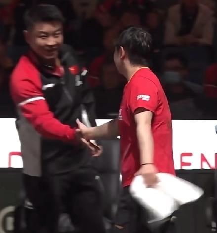 看到白告这“不值钱”的笑容，就知道他多喜欢莎莎，就连站在旁边的甜甜都惊呆了。