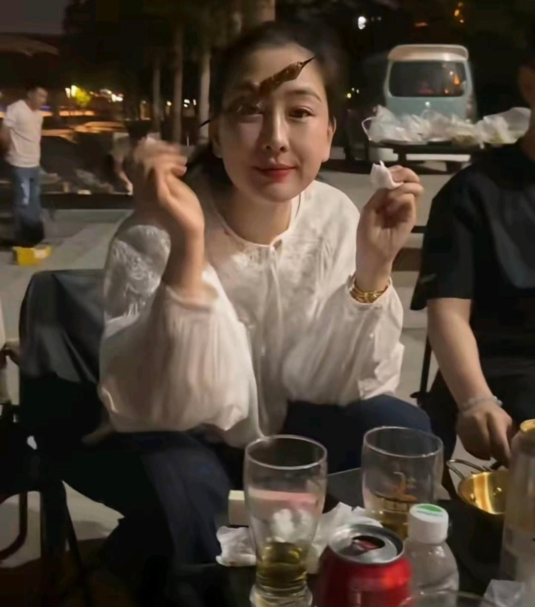 明星这么有钱居然也会吃路边摊