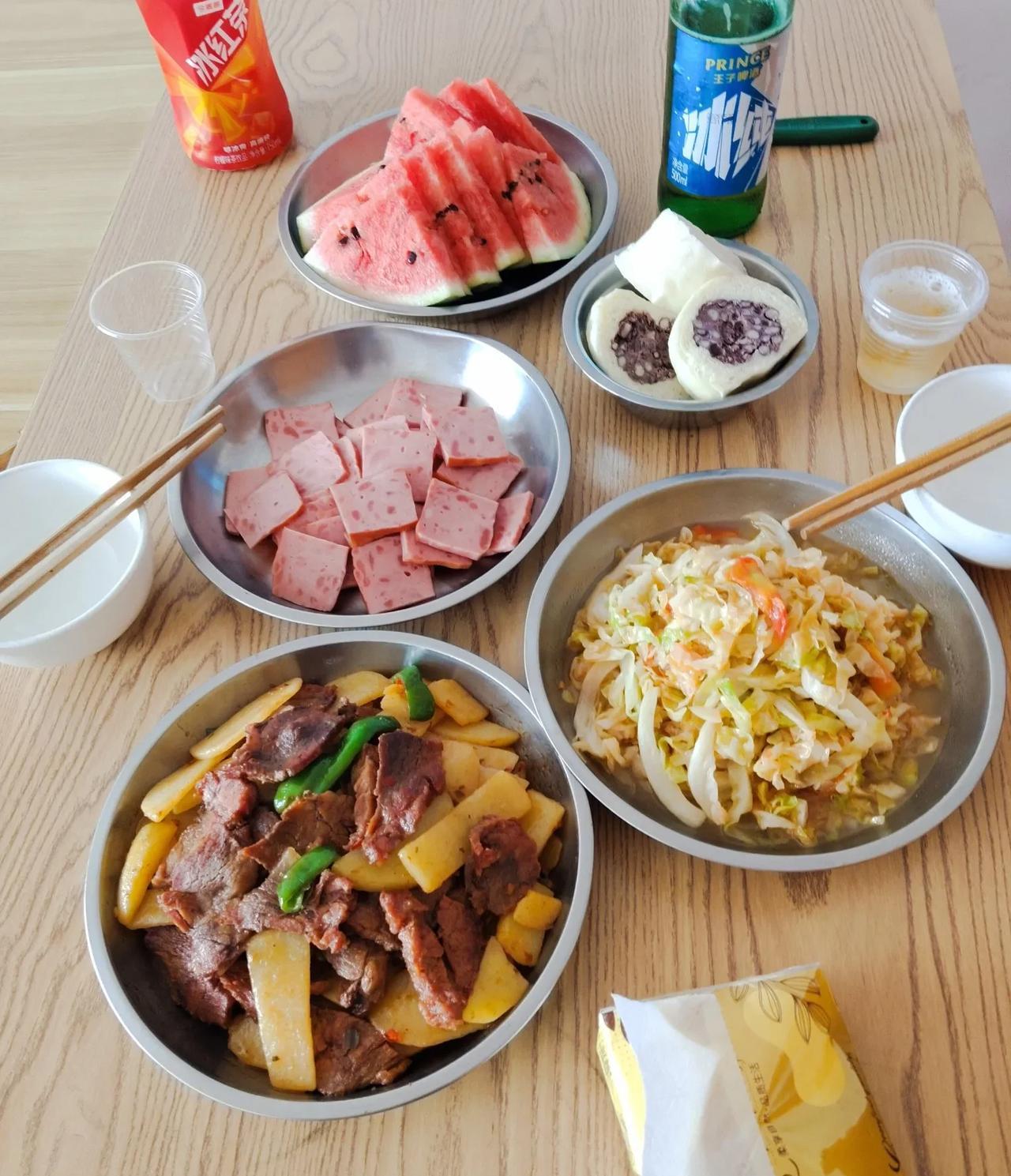 今天中午我和熊孩子两个人的午餐！今天是土豆烧牛肉，又买了一根方火腿，切片，省事方