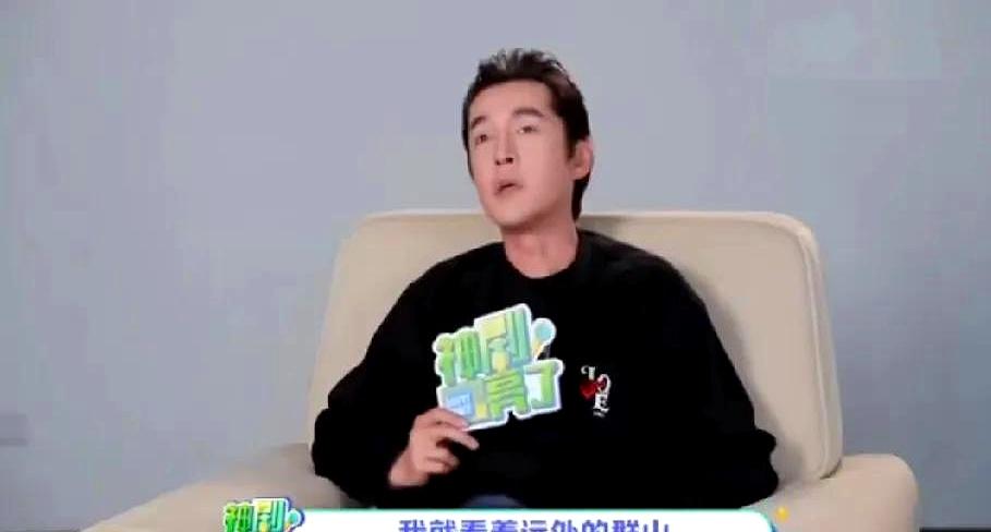 在《生命树》高原开工的清晨，胡歌盯着远山发问“看那边啥感觉”，杨紫严肃作答，像在