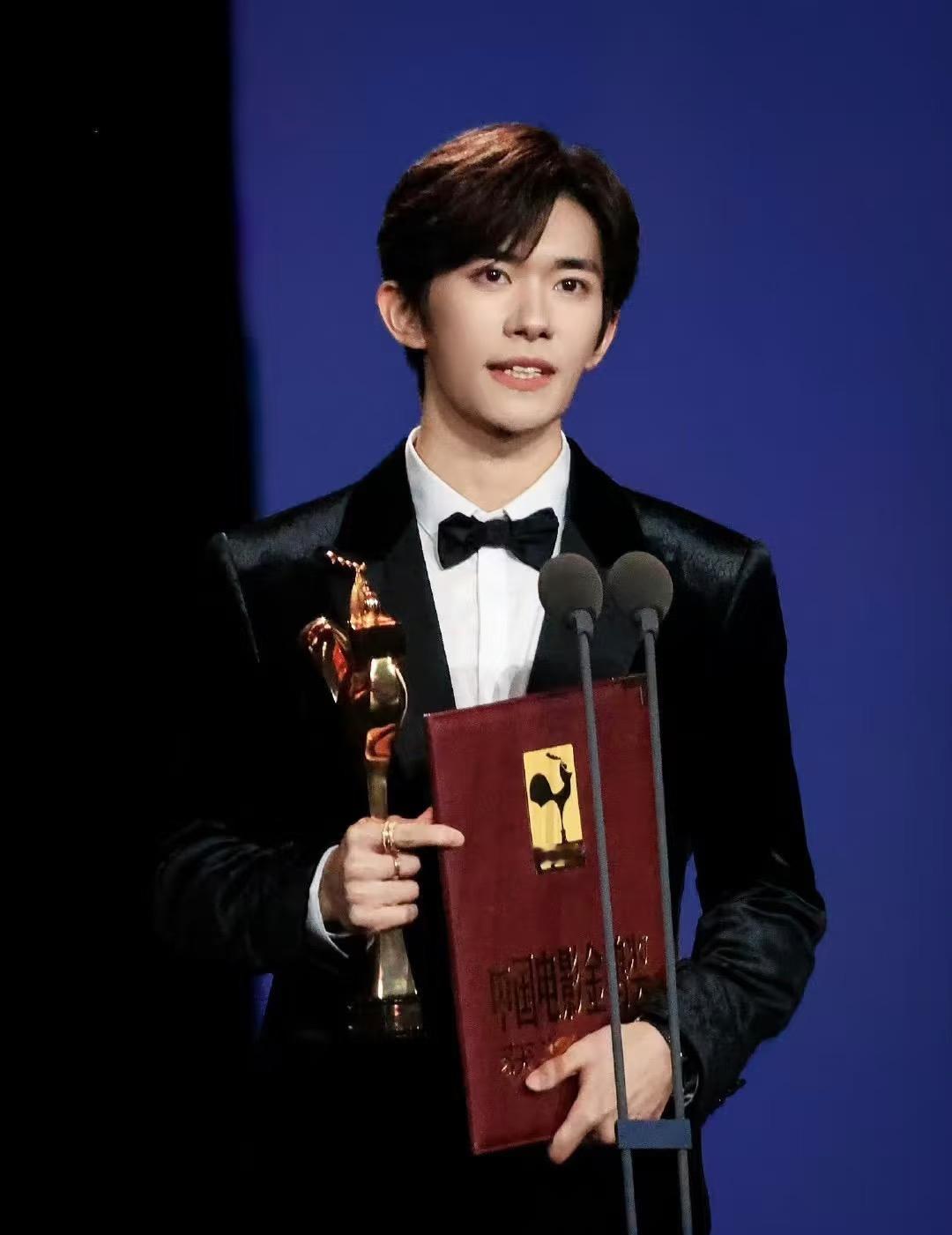 讲真，现在看易烊千玺的路，已经不太在意他拿了多少奖了。甚至，他年纪轻轻就