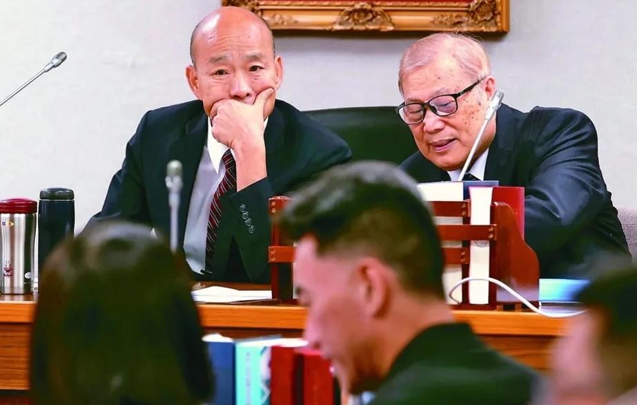 韩国瑜到底会站哪一边尽管很多人对其当前的作风充满质疑，但若论在蓝营的影响力，