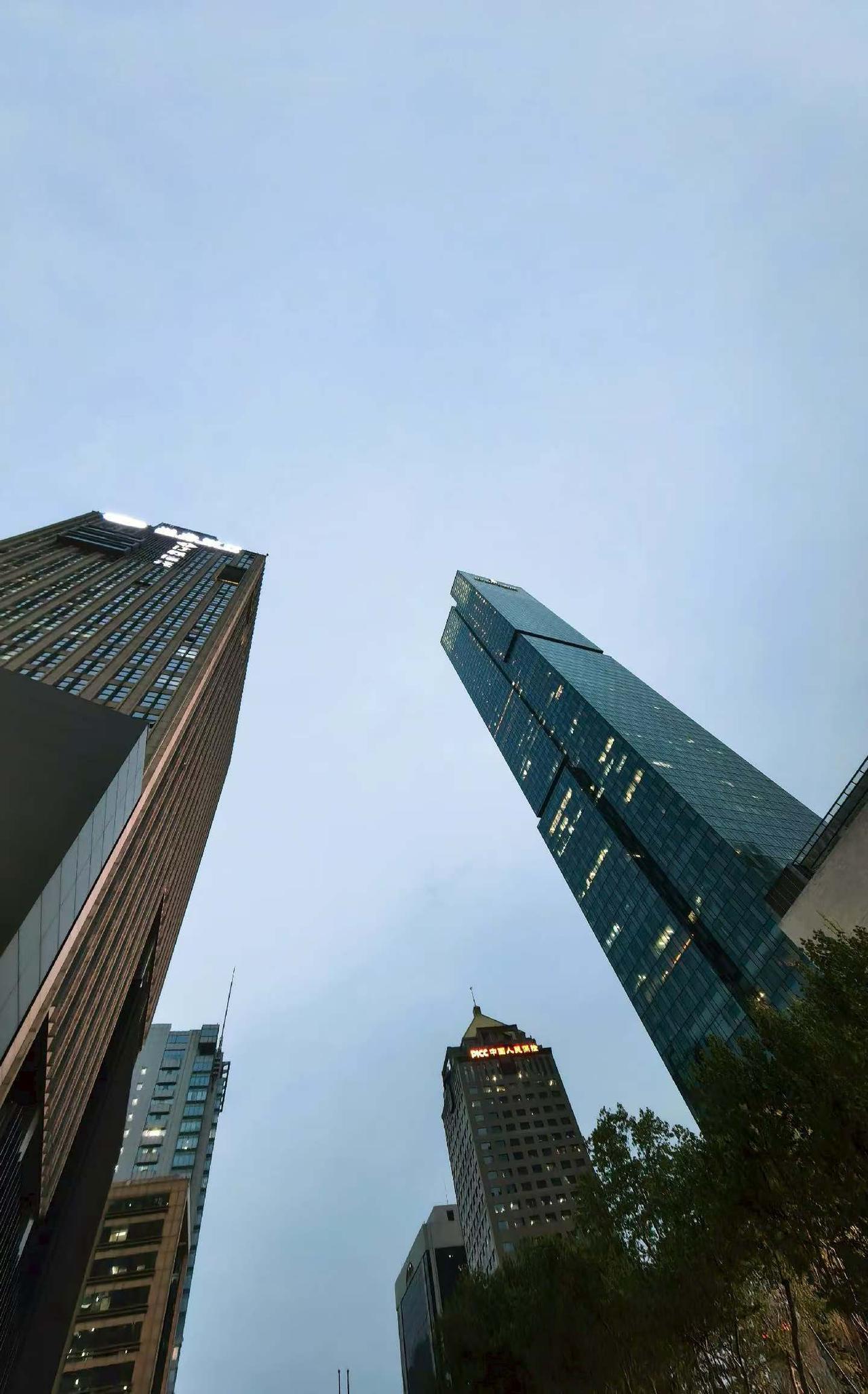 春日生活打卡季在南京，一半是摩登都市的璀璨，一半是千年秦淮的温柔。抬头是摩天楼群