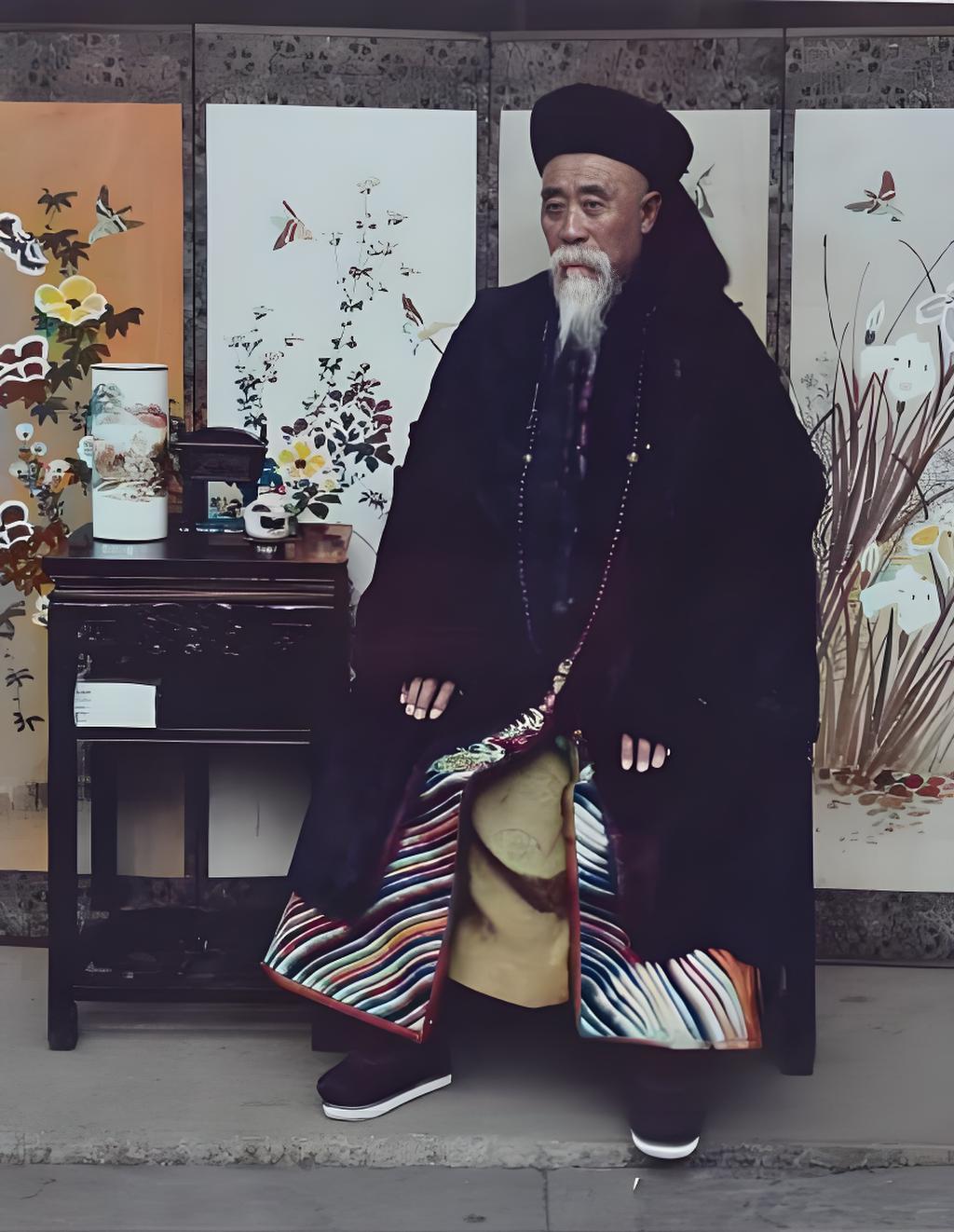 这张照片拍摄于大清光绪三十一年，画面中是时年七十四岁的崇善，字佑庭。他端坐于画面