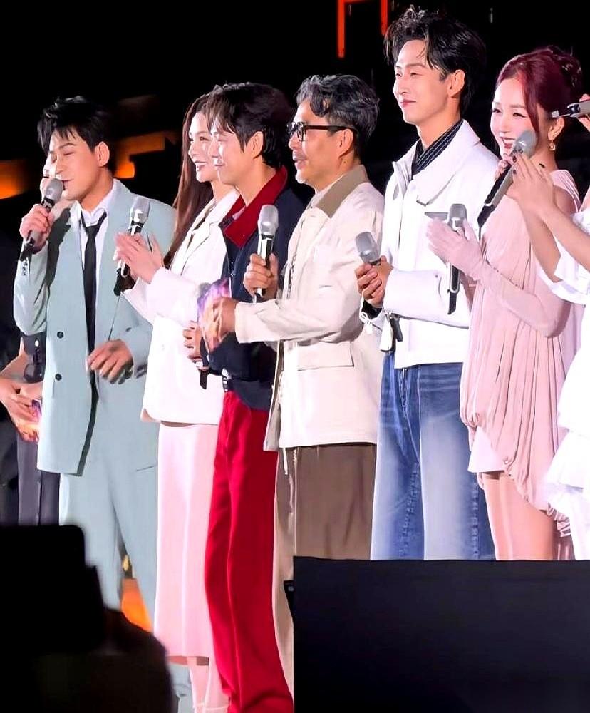 芒果台招商会的舞台中央，依然站着何炅、汪涵和哽咽回归的李维嘉。整整八年过去了，