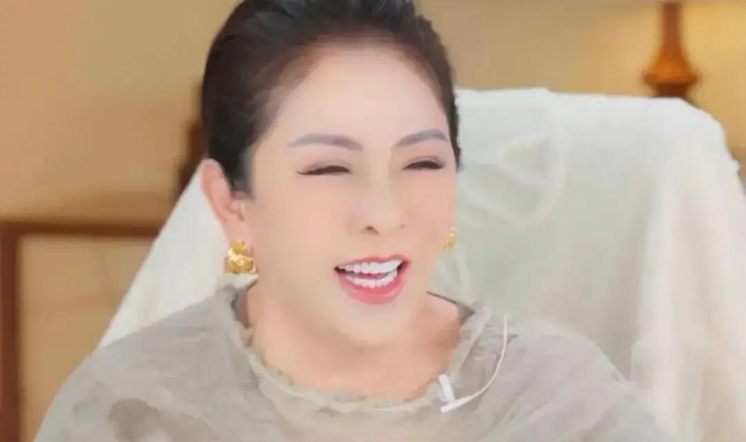 向太在镜头前替景甜鸣不平，直言自己气得胃都跟着抽抽一个在圈里规规矩矩、从不胡来的姑娘，偏偏在感情里栽