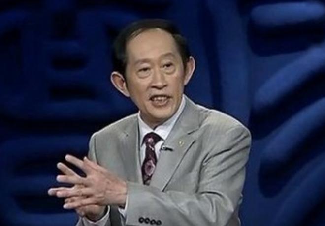 王立群说：“贪官只有一个特点，那就是蠢。你不缺吃，不缺穿，不缺钱花，每个月的工资