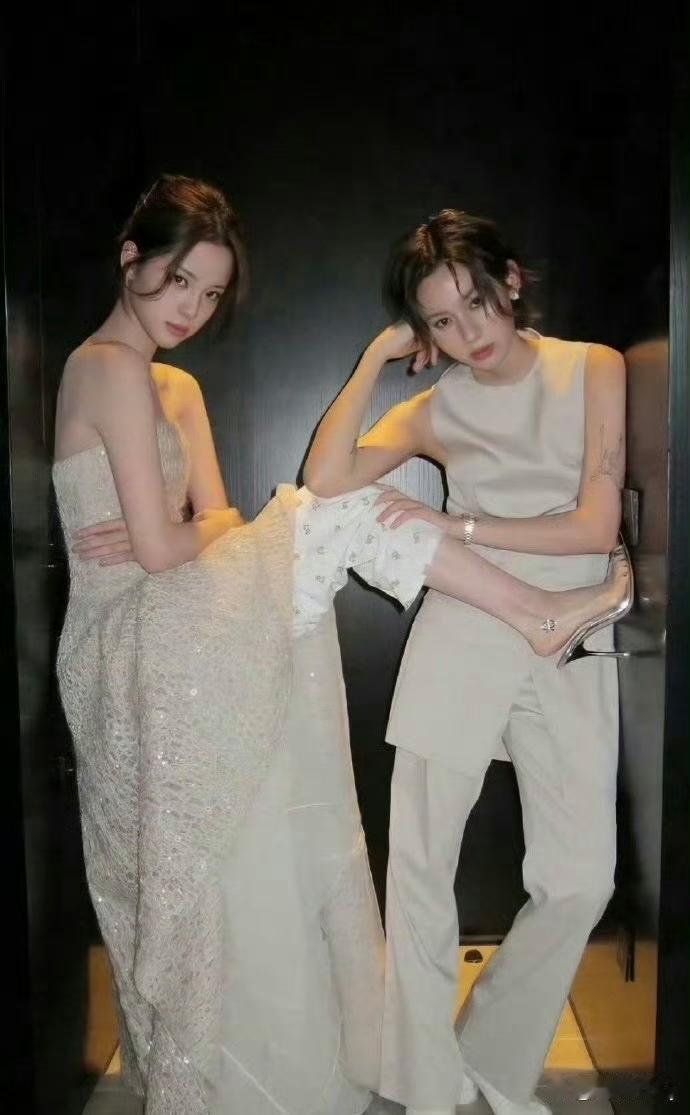 欧阳娜娜是懂得保护自己不走光的，裙子里面竟然穿了一条碎花睡裤，太好玩了～