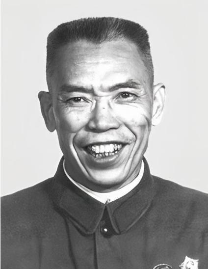 1973年，开国中将梁兴初在太原化工厂劳动改造，一次扫地被工人喊住：“梁师傅，我