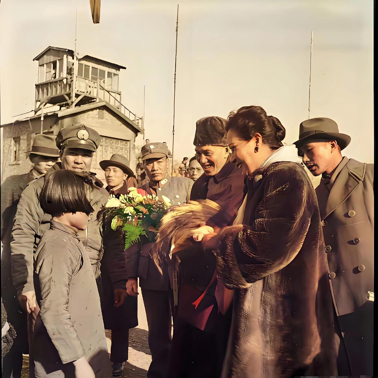 你说看老照片——蒋介石裹着水獭毛帽子，宋美龄披着进口貂皮，两人在官邸里喝着咖啡谈