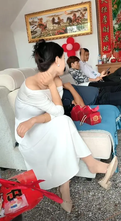 看脚的状态，婚后玩的挺舒坦。