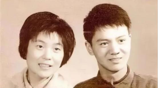 1979年的黑龙江农村，红烛摇曳的新房里，上海知青戴建国刚掀开新娘程玉凤的盖头，