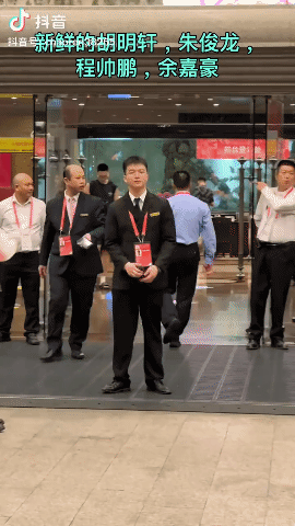 广东与浙江两队关系真好！全运会男篮比赛结束后，两队球员相约出去宵夜，胡明轩、朱俊