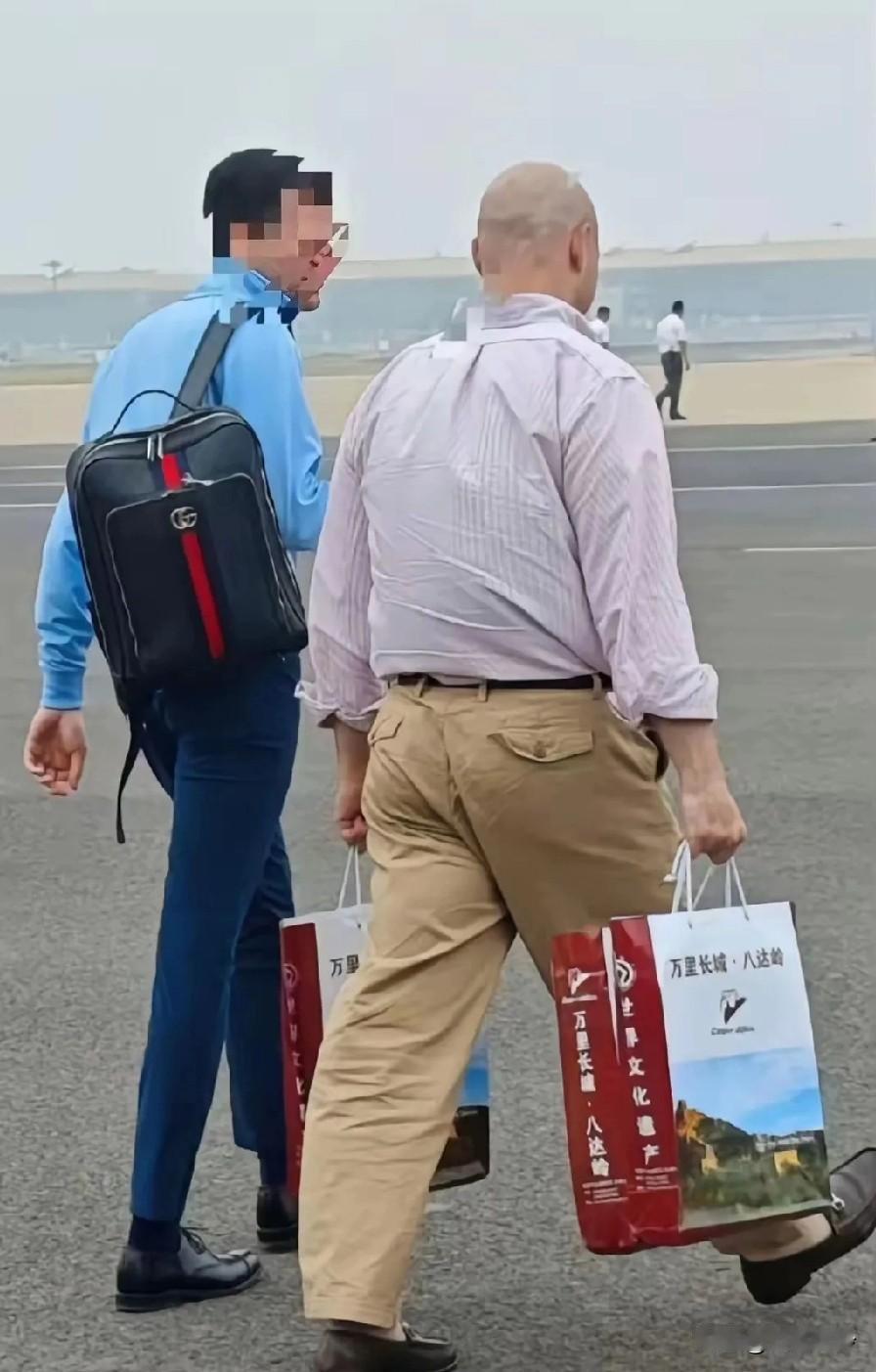 空军1号不让带，不代表其他工作人员不能带，瞧瞧连中国盒饭都打包带走了！怎么的也得