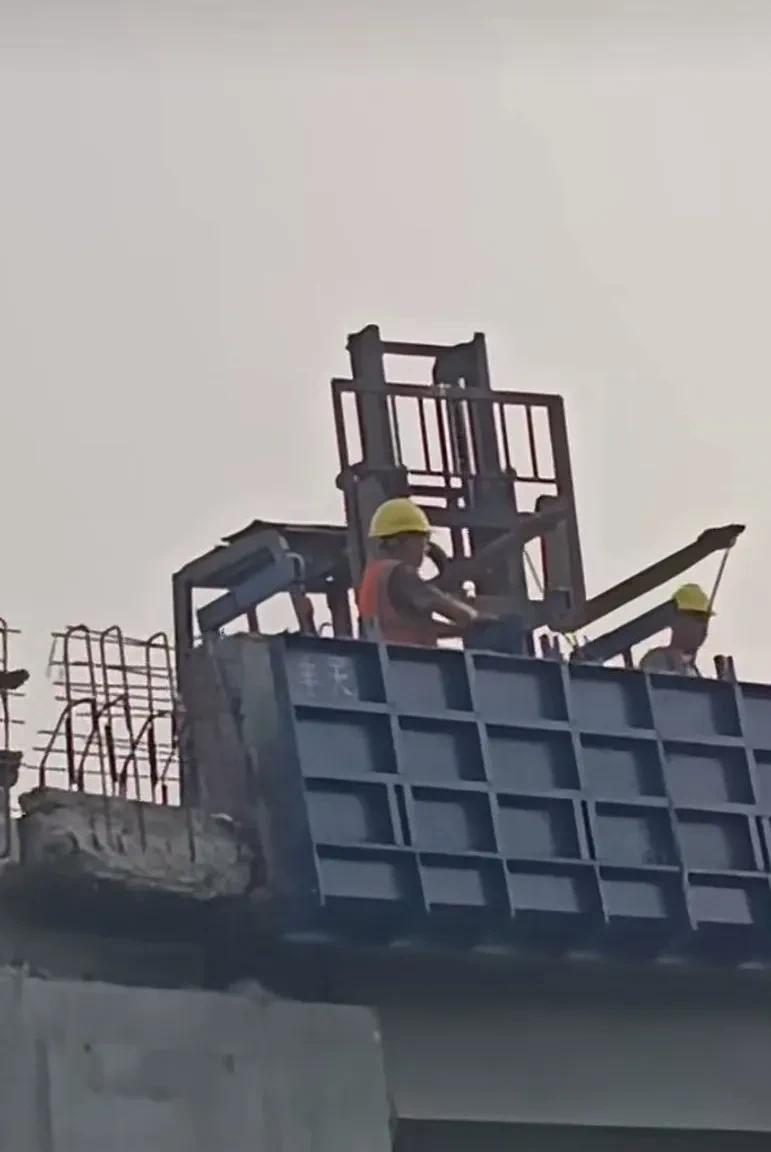 最近石家庄市和平路高架旧华药处的新旧桥对接工程太引人注目了。整个和平路高架桥改造