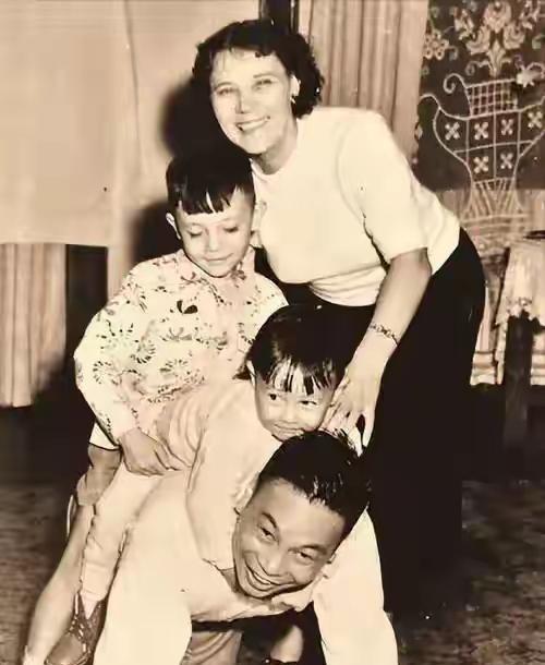 1941年，蒋经国给蒋介石信中写道：“秘书章亚若怀孕了，请求准许结婚。”蒋介石回