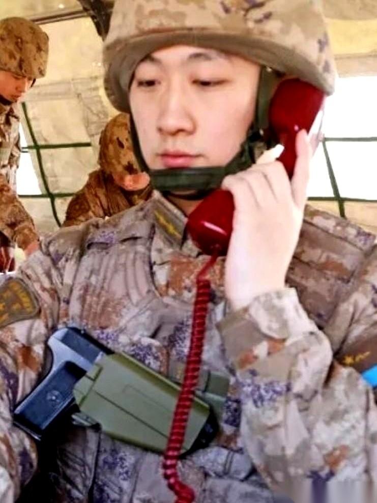 那把老54，最近有人给它换了身“皮肤”。“咔哒”一声，塞进一个黑黢黢的快拔枪套