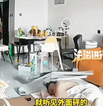 “不幸中的万幸！”近日，北京一男子在客厅铺个凉席，打算睡个午觉。没想到，就在他睡