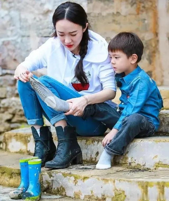 霍思燕儿子嗯哼，出席学校舞会，这孩子都13岁了！他读的是国际学校，北京德威，这是