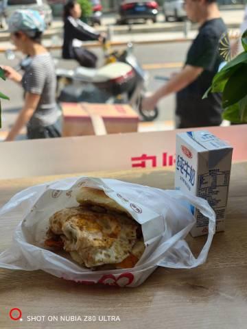 之前从不关心养生的老胡，也开始注意营养了。过去中午经常吃碗面，最近改吃烧饼加肉加