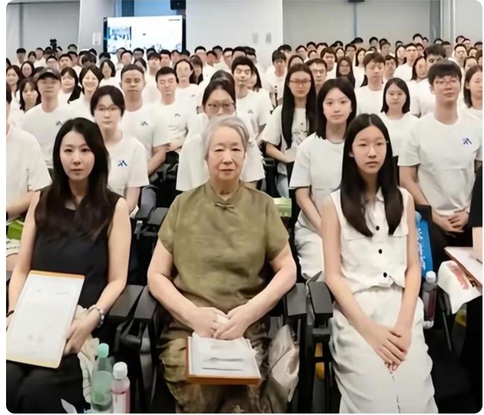张雪峰女儿张姩菡感觉被迫式长大了，带着姥姥和妈妈参加峰学蔚来董事长见面会！近