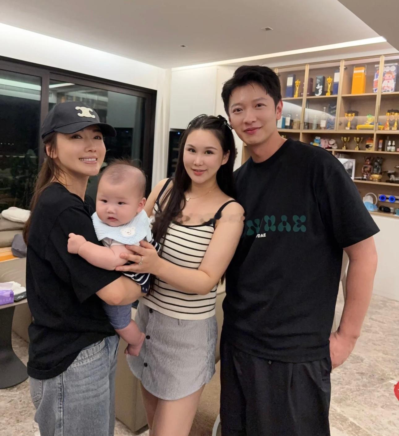 李施嬅去看了高钧贤女儿😊​​​