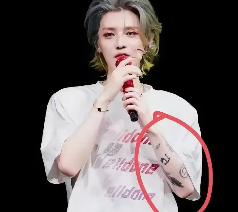 我给闺蜜看鹿晗的照片，闺蜜说男的女的？看着精神不对劲，似乎受到过情感创伤，身体也