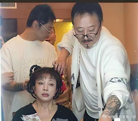 刘晓庆那化妆师手是真巧啊，本来看着像个大妈，化完妆直接变少女了！